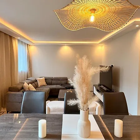 Apartment Elegant & Spacious - 20